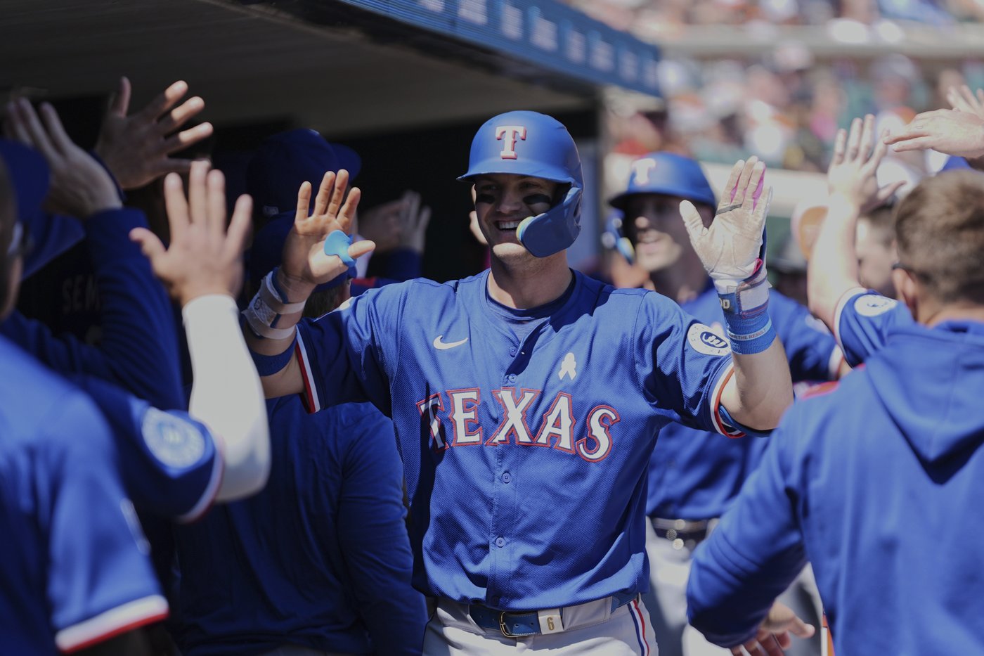 Rangers' Josh Jung hits 2-run homer for mom while facing brother Jace on Mother's Day | iNFOnews.ca