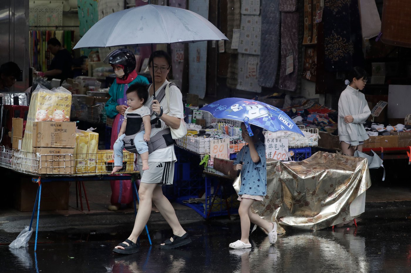 Taiwan shuts schools and grounds flights as Typhoon Champi brushes by | iNFOnews.ca Taiwan shuts schools and grounds flights as Typhoon Champi brushes by | iNFOnews.ca