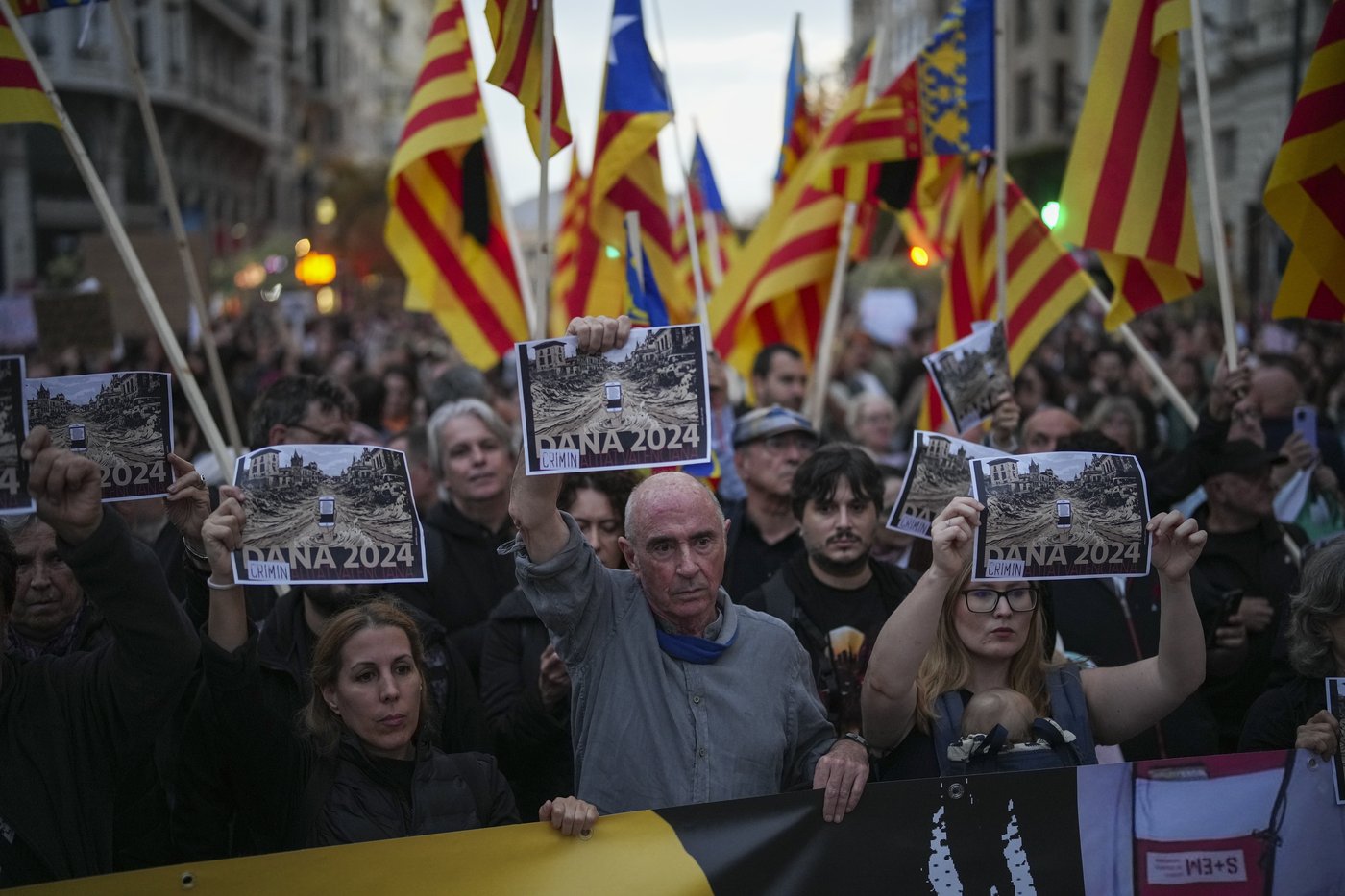 Thousands of Spaniards demand the resignation of Valencia leader for bungling flood response | iNFOnews.ca