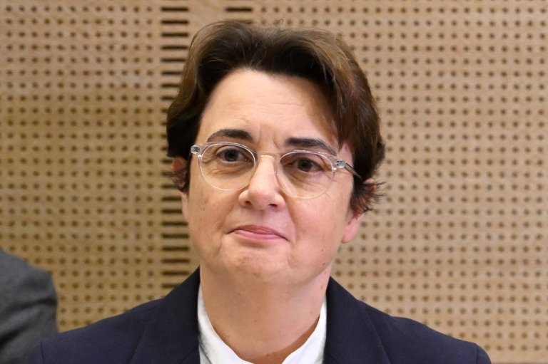 Louvre vows to restore the imperial crown dropped by thieves during museum robbery | iNFOnews.ca