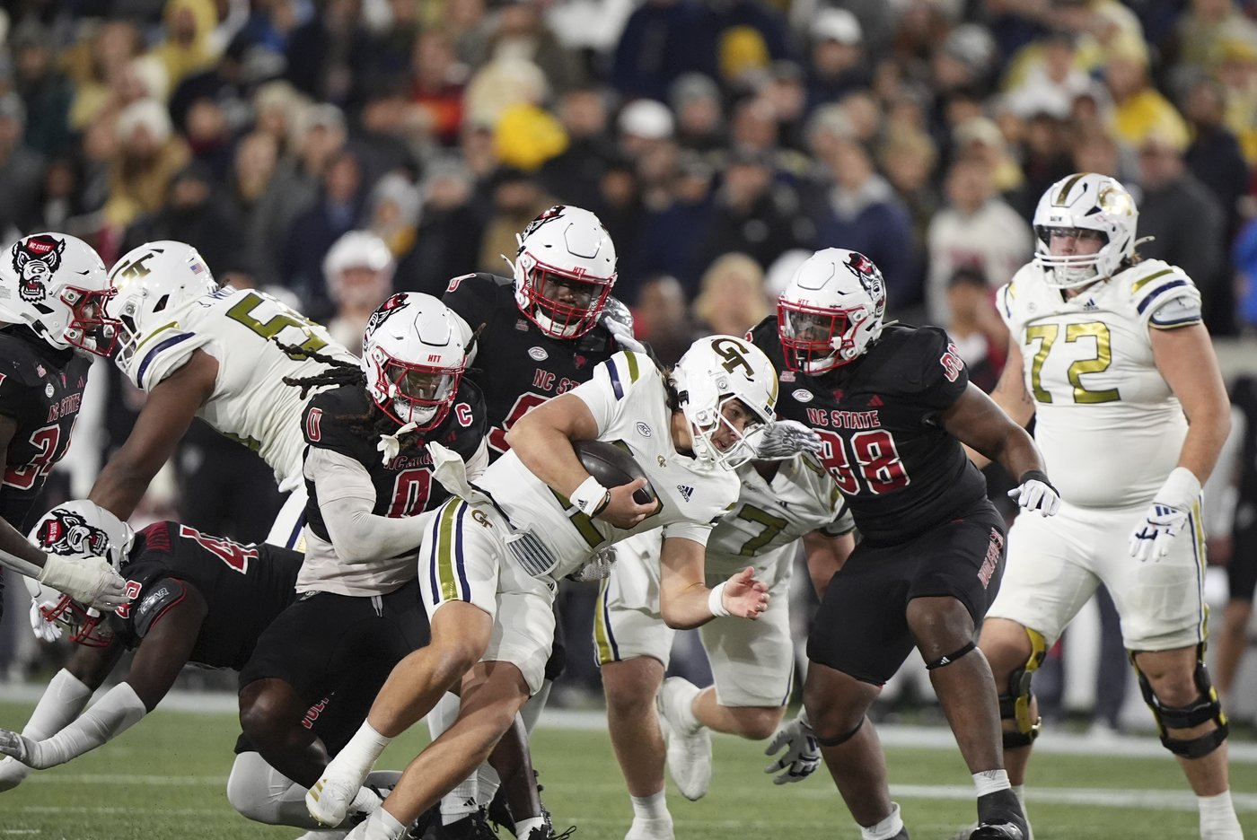 Philo delivers go-ahead TD run with 22 seconds remaining to lift Georgia Tech past N.C. State 30-29 | iNFOnews.ca