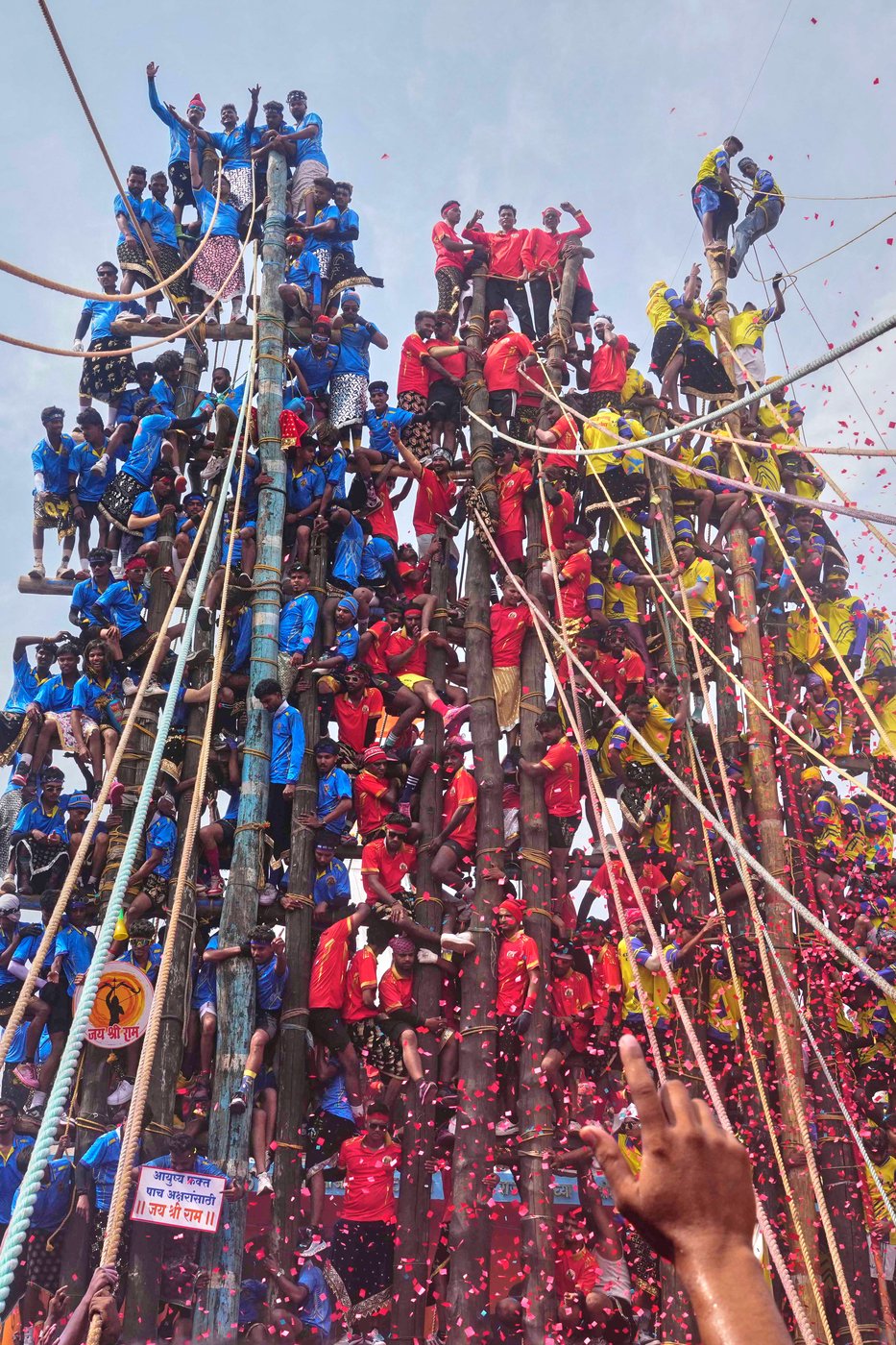 Villagers compete to erect huge bamboo poles at an Indian folk festival, in photos | iNFOnews.ca