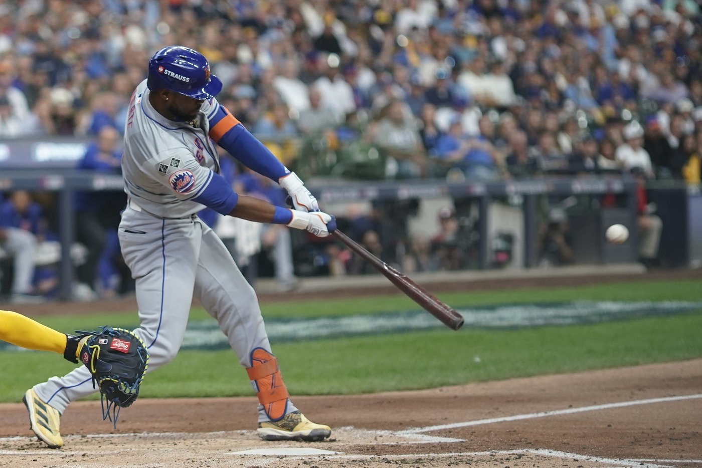 Mets continue wild ride with 8-4 win over Brewers in playoff opener | iNFOnews.ca