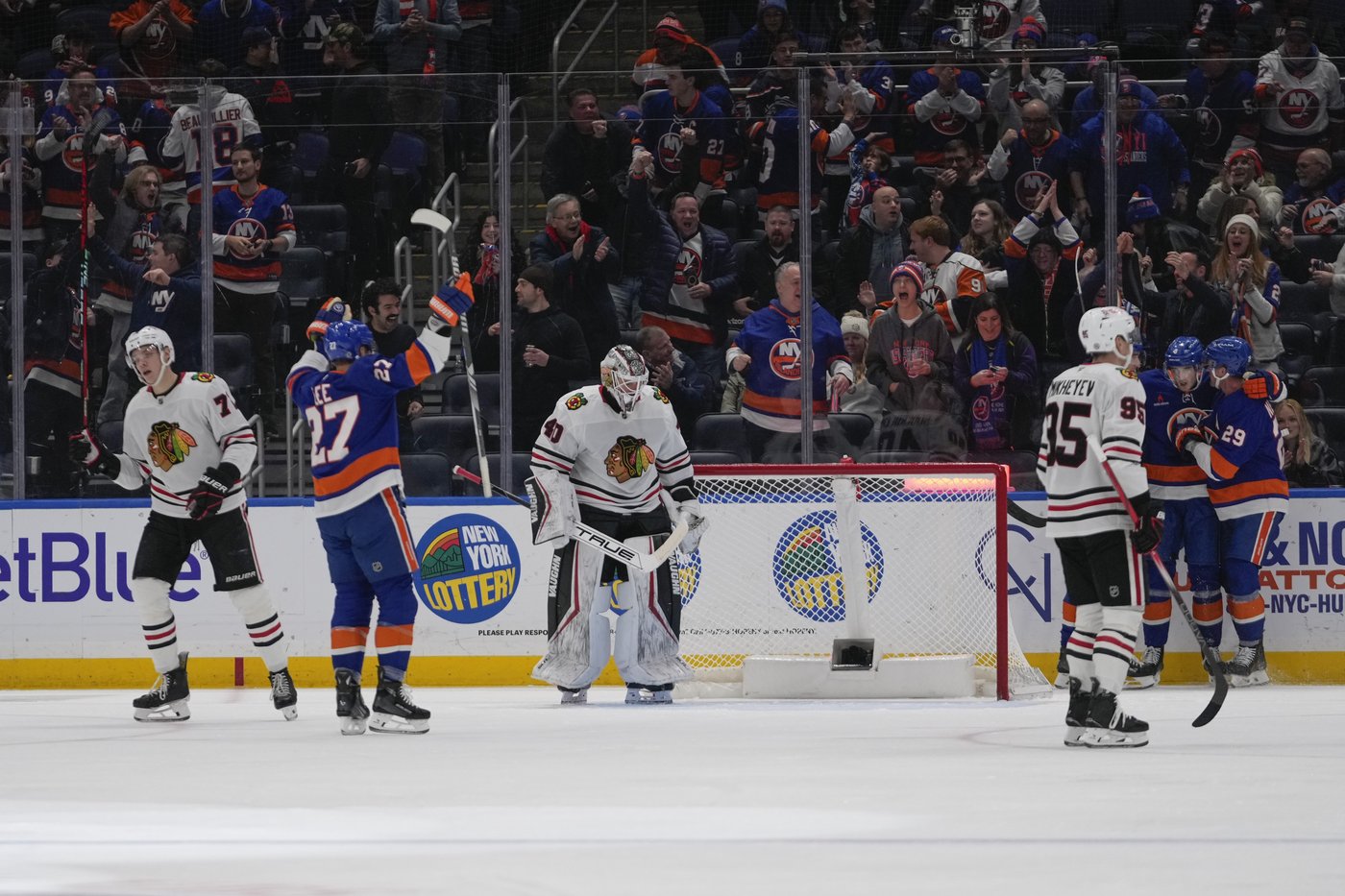 Holmstrom, Dobson lead Islanders to 5-4 win over Blackhawks | iNFOnews.ca