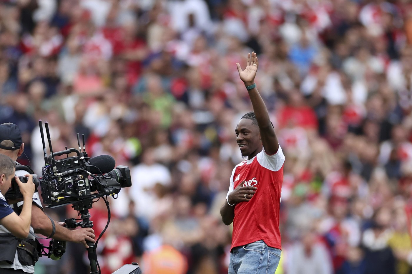 Arsenal signs Eze in reported $80M move in a homecoming for the England forward and a blow to Spurs | iNFOnews.ca