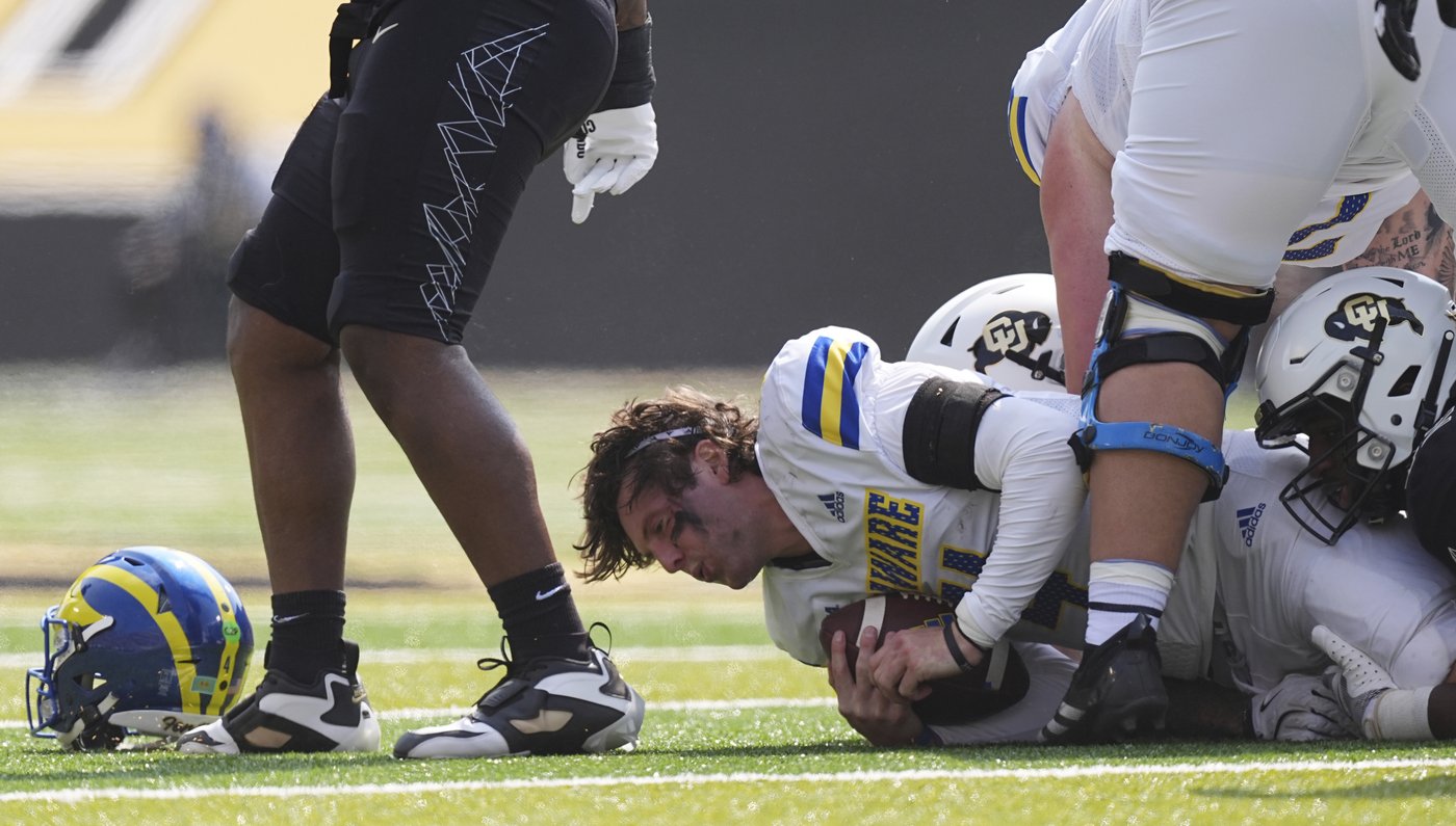 Ryan Staub leads rotation of Colorado quarterbacks, throws 2 TD passes in 31-7 win over Delaware | iNFOnews.ca