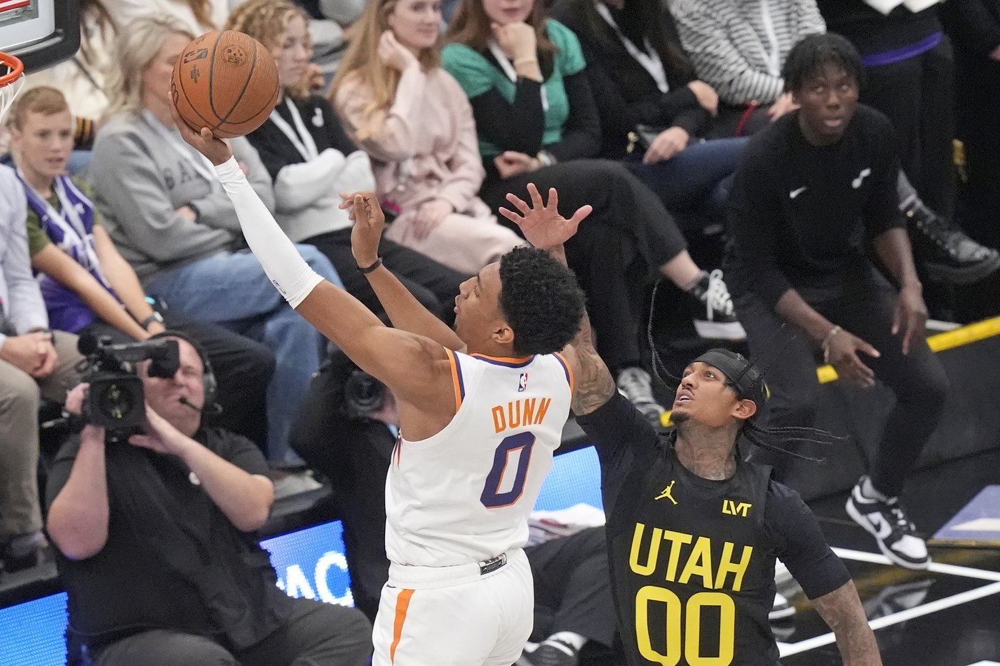Booker scores 31, leads Suns to 120-112 victory over Jazz in the teams' NBA Cup opener | iNFOnews.ca