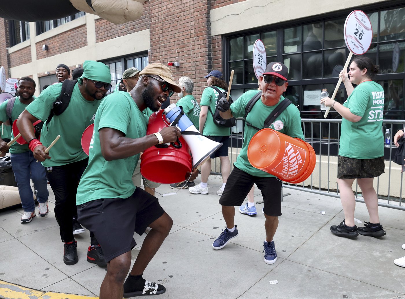 Beer and food workers on strike at Fenway Park for homestand between Dodgers and Red Sox | iNFOnews.ca