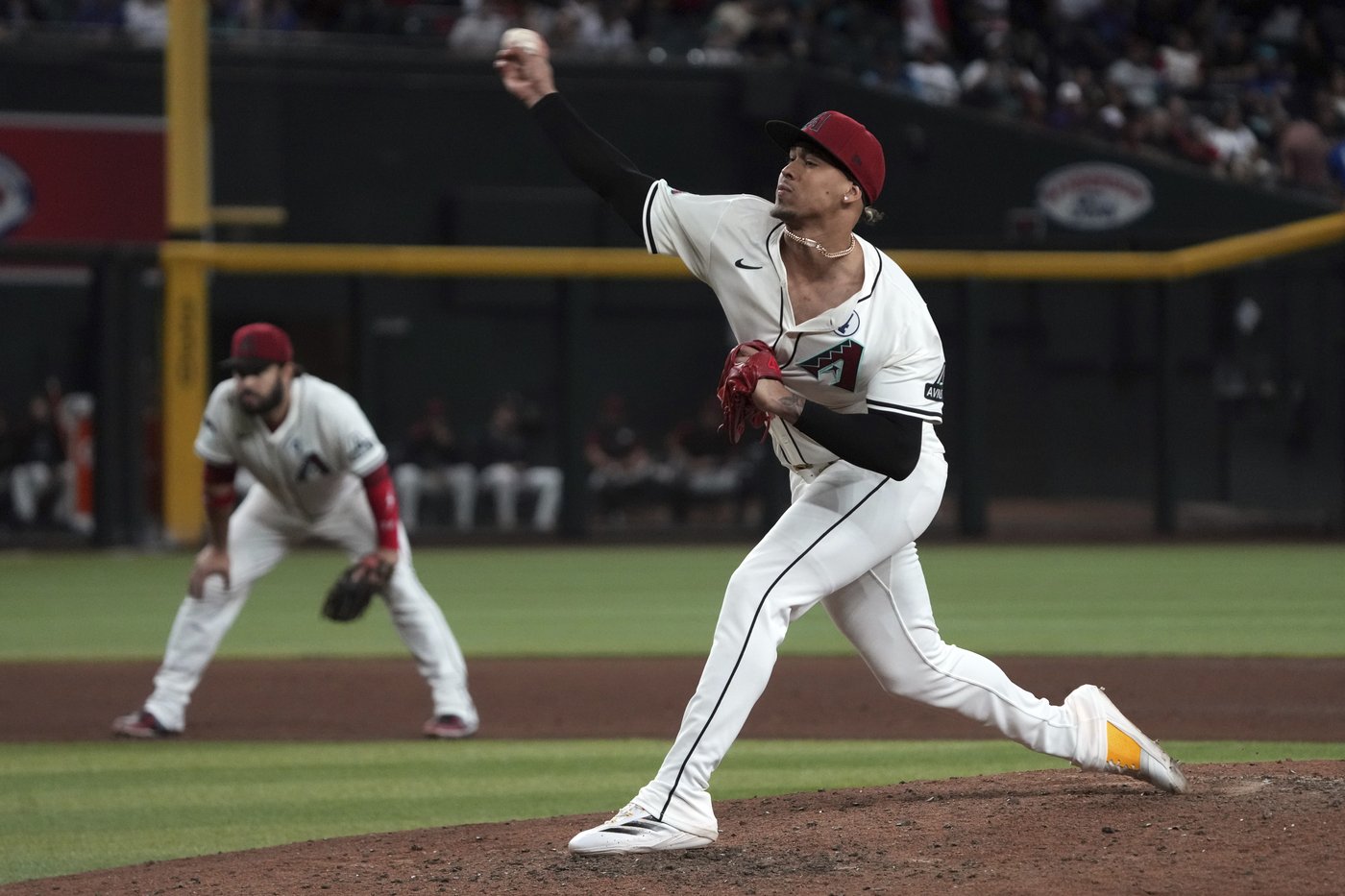 Diamondbacks reliever Justin Martinez exits with elbow tightness in 9th inning against Mariners | iNFOnews.ca