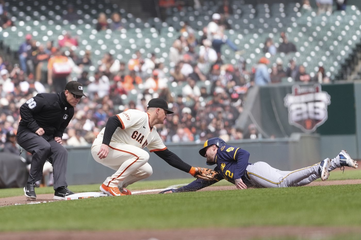 Yastrzemski and Chapman homers help Giants rally past the Brewers 6-5 | iNFOnews.ca