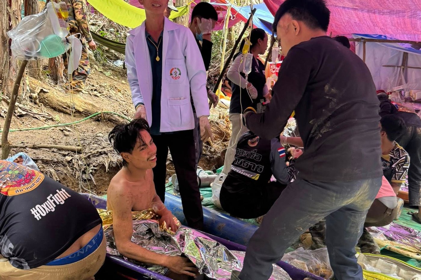 Rescuers free 4 men who had been trapped in a flooded Laos cave, search for 2 still missing | iNFOnews.ca