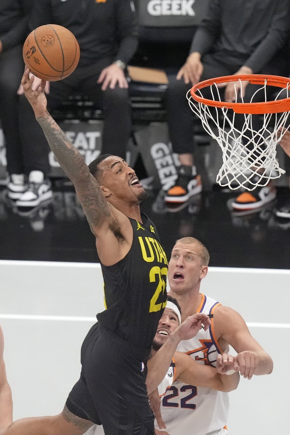 Booker scores 31, leads Suns to 120-112 victory over Jazz in the teams' NBA Cup opener | iNFOnews.ca