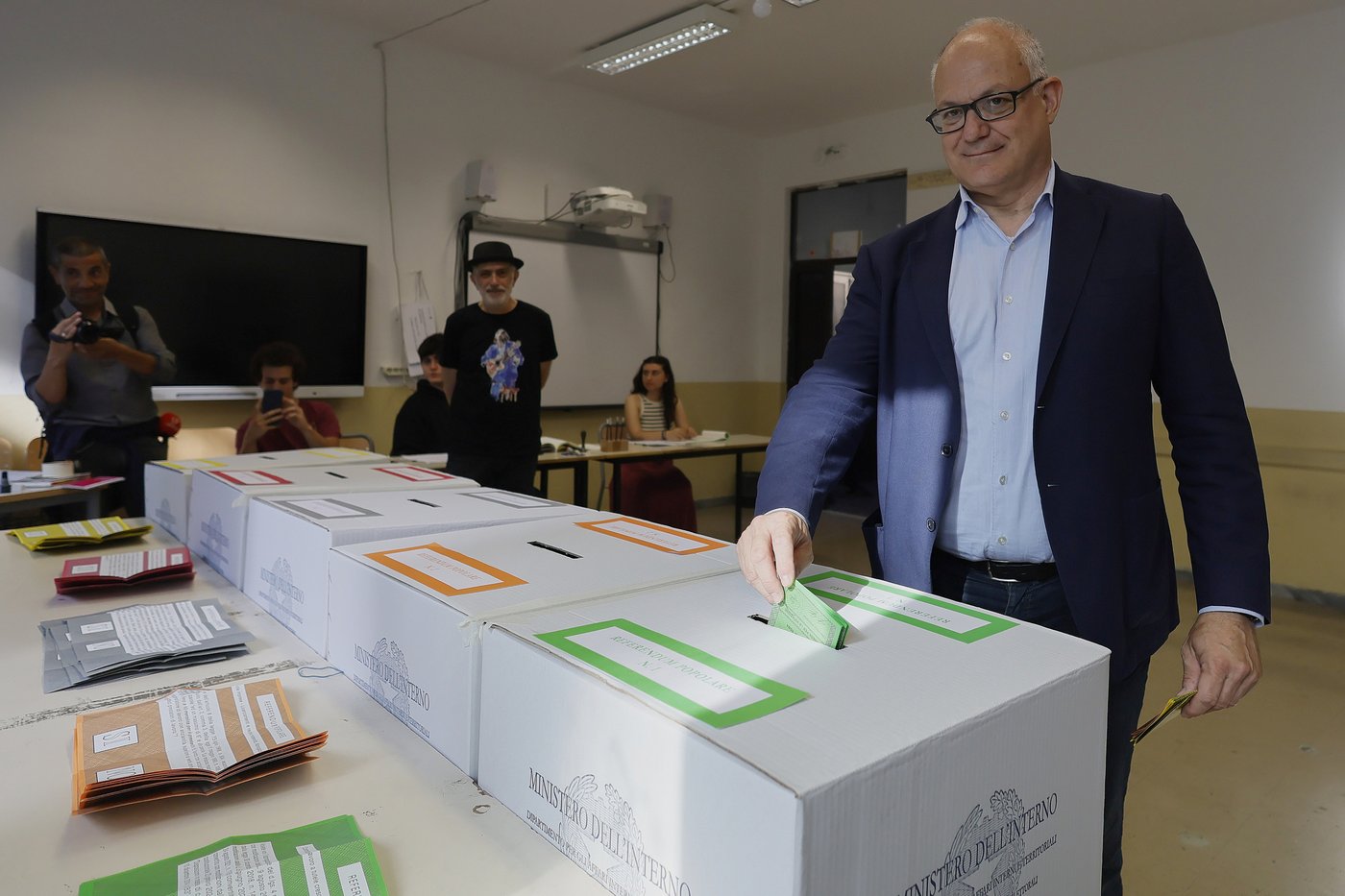 Italians vote on citizenship and job protections in referendums threatened by low turnout | iNFOnews.ca Italians vote on citizenship and job protections in referendums threatened by low turnout | iNFOnews.ca