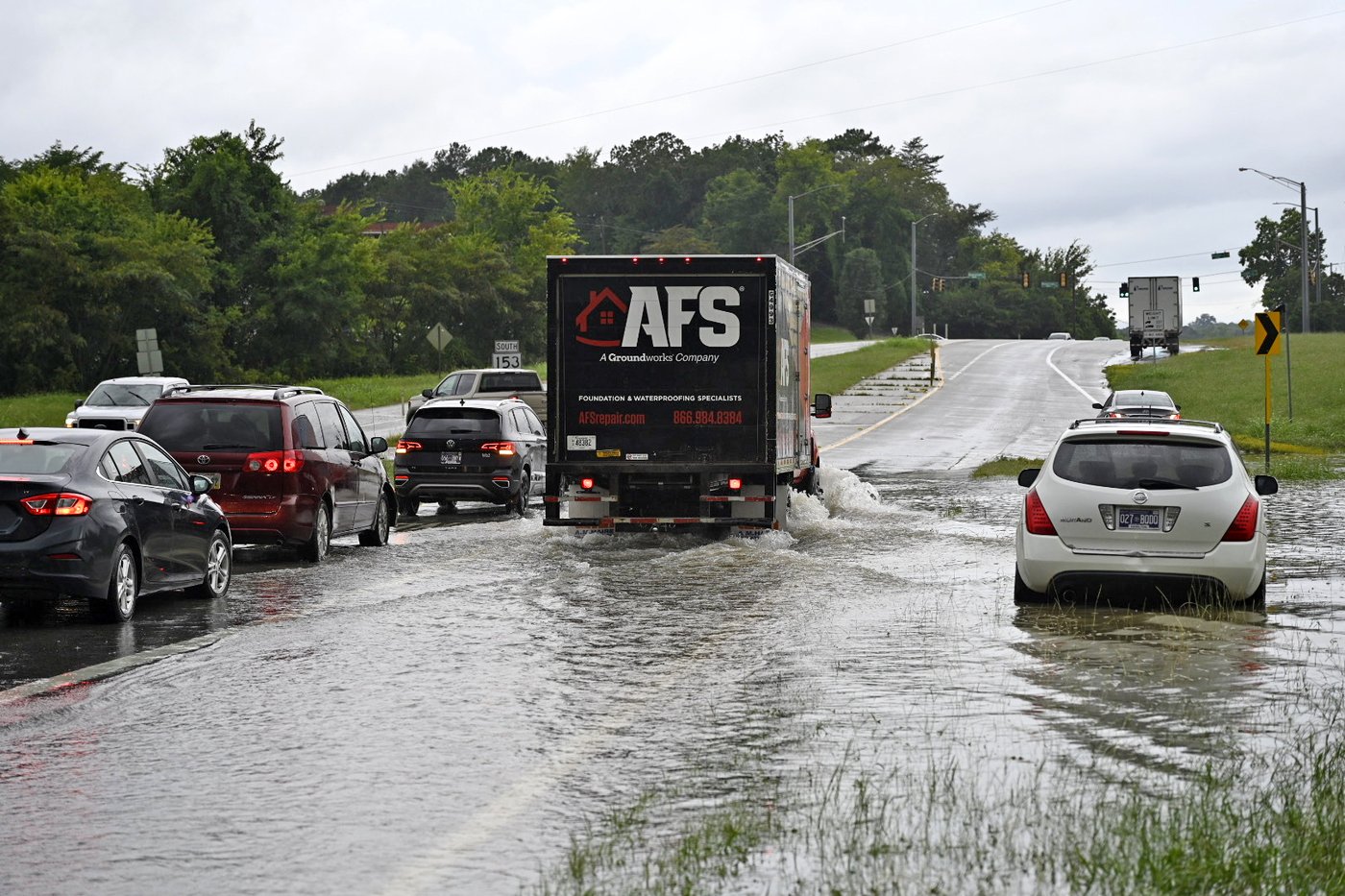 Mother, father and child killed by fallen tree in Tennessee heavy rains and flooding | iNFOnews.ca