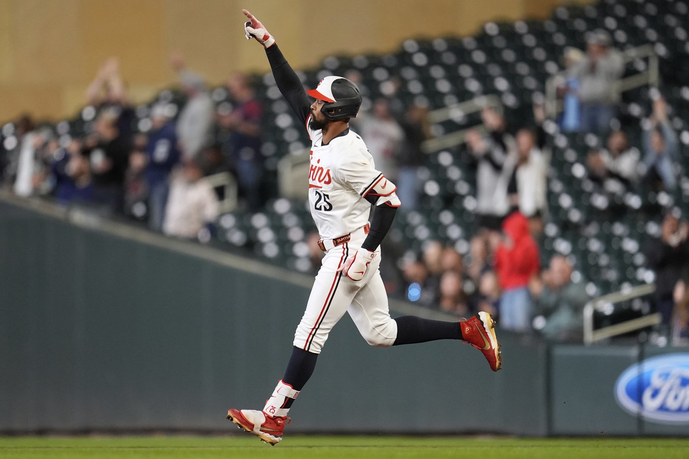 Buxton, Larnach homer to help the Twins beat the White Sox, 6-3 | iNFOnews.ca
