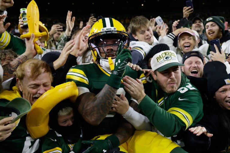 Love throws 3 TD passes as the Packers beat the Panthers 27-19 | iNFOnews.ca