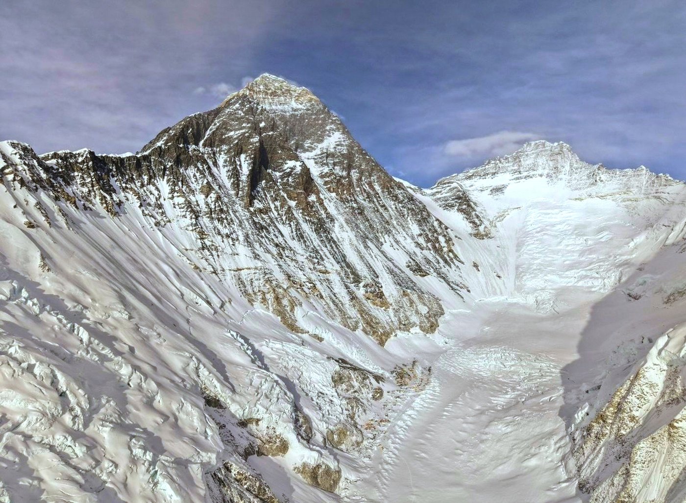 Photos show climbers attempting to scale Mount Everest despite increasing challenges | iNFOnews.ca