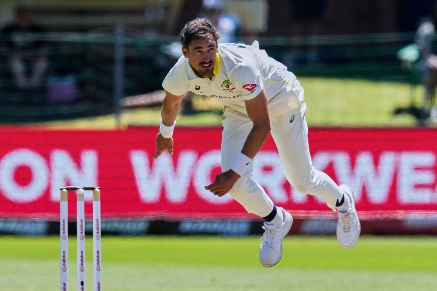 Starc’s 6-72 sparks Australia recovery as South Africa slides from 203-1 to 329 all out | iNFOnews.ca Starc’s 6-72 sparks Australia recovery as South Africa slides from 203-1 to 329 all out | iNFOnews.ca