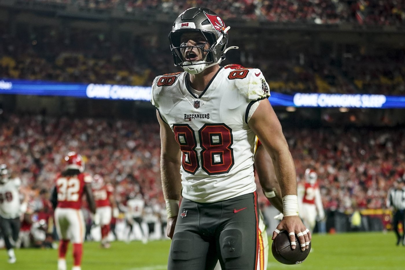 Bucs TE Cade Otton emerging as reliable target for Baker Mayfield in absence of injured receivers | iNFOnews.ca