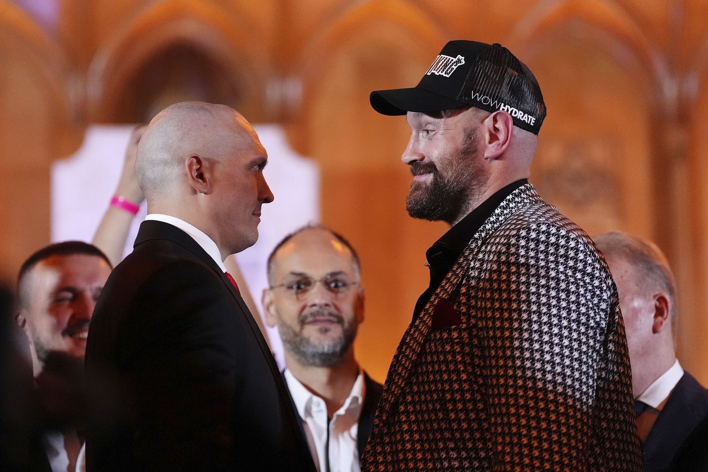 Usyk dresses as a hitman and gets Fury's signature in bizarre news conference | iNFOnews.ca