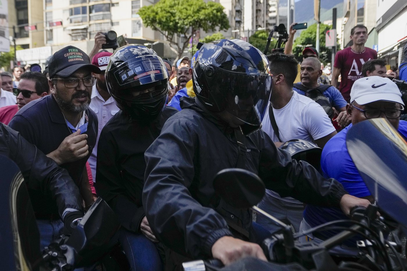 Venezuela's opposition leader defies Maduro to lead protests that end in confusing arrest claims | iNFOnews.ca Venezuela's opposition leader defies Maduro to lead protests that end in confusing arrest claims | iNFOnews.ca