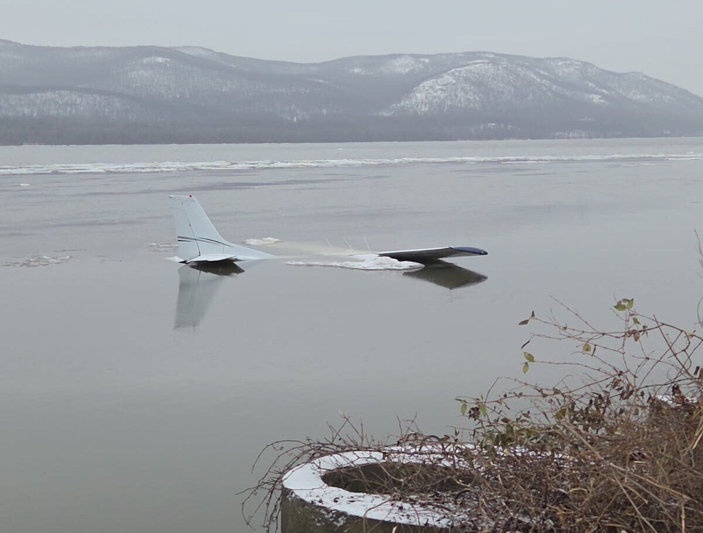Small plane makes emergency landing in frigid Hudson River and the 2 people aboard swim to safety | iNFOnews.ca