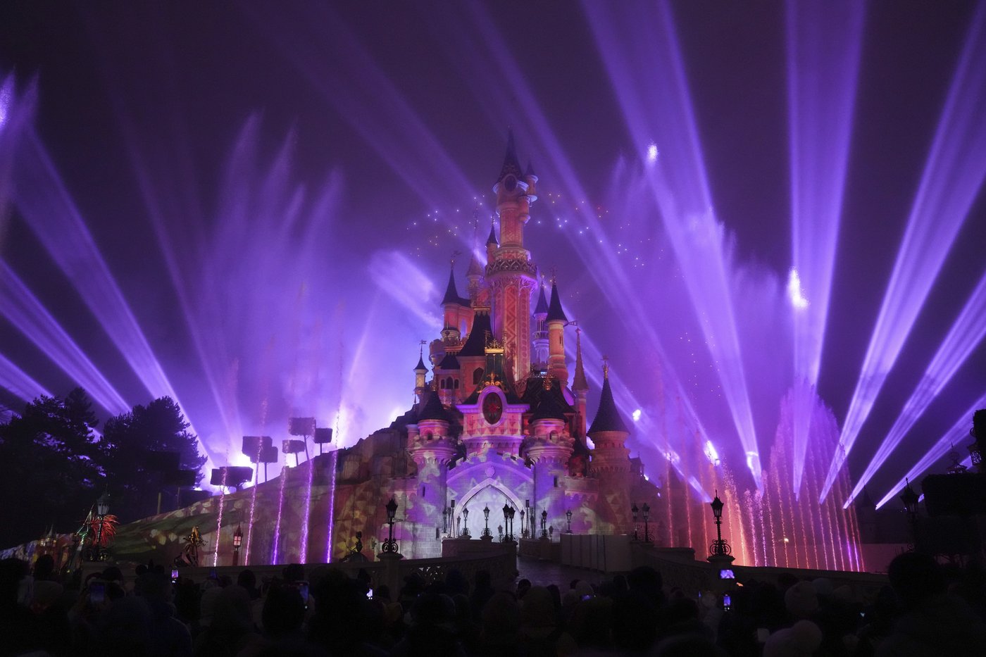 Disneyland Paris touts spectacular nighttime show using Paris Games laser technology | iNFOnews.ca Disneyland Paris touts spectacular nighttime show using Paris Games laser technology | iNFOnews.ca