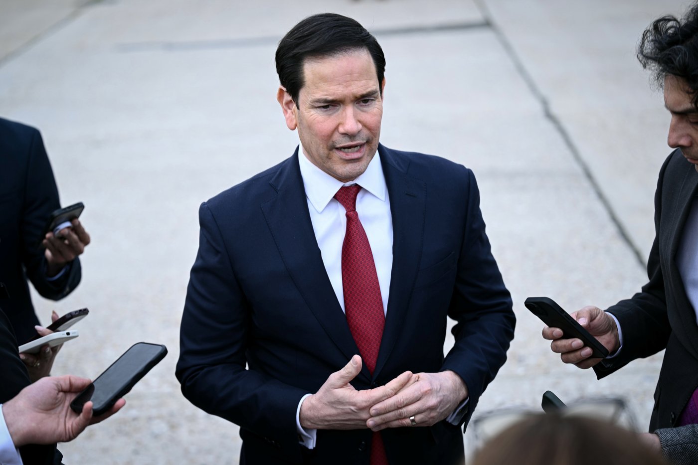 Rubio denies Zelenskyy's claim that the US asked Ukraine to cede land to Russia for security deal | iNFOnews.ca
