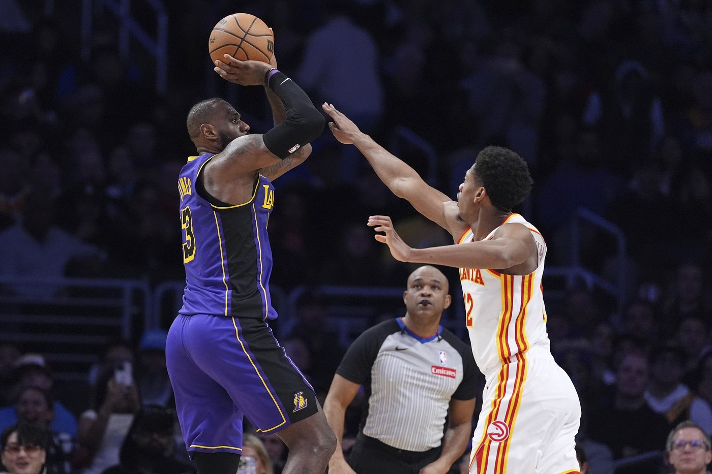 LeBron James breaks Michael Jordan's record for 30-point games with his 563rd | iNFOnews.ca