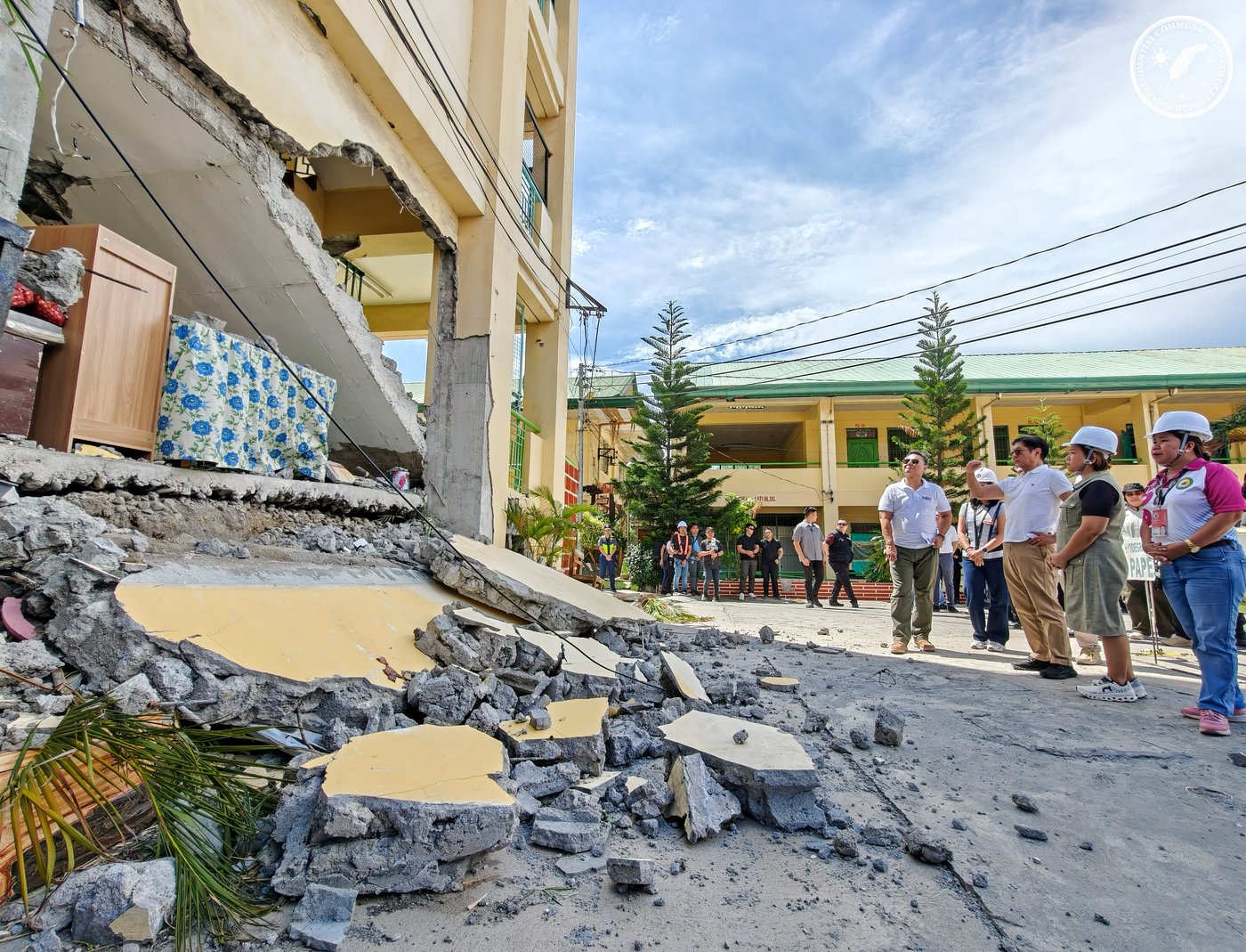 Philippine town seeks immediate airlift of food to ease hunger in quake-hit villages | iNhome Philippine town seeks immediate airlift of food to ease hunger in quake-hit villages | iNhome