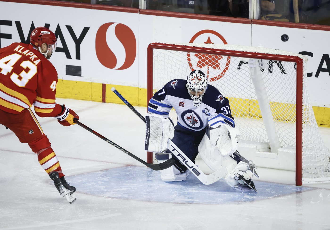 Jets goalie Hellebuyck out 4-6 weeks to undergo arthroscopic knee surgery | iNFOnews.ca