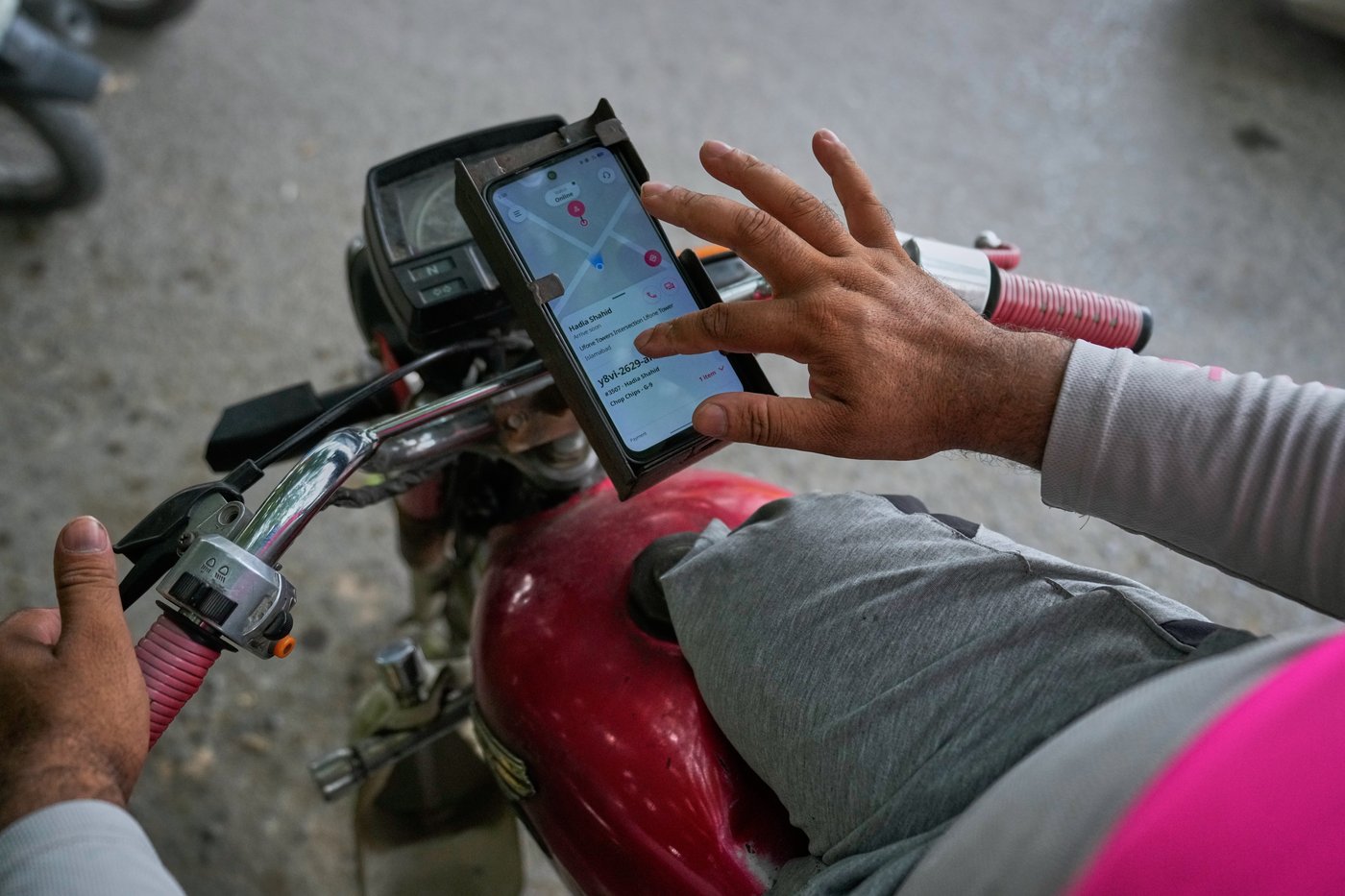 An accident took his legs. He adapted his motorcycle and delivers meals across Islamabad, in photos | iNFOnews.ca