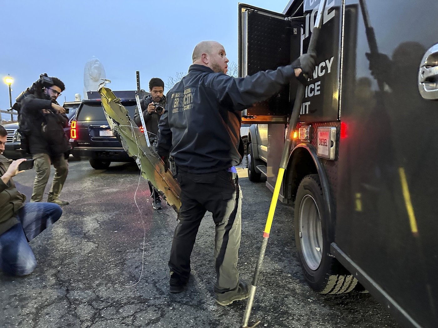Divers search for parts after NYC helicopter crash killed a family of five and the pilot, a Navy vet | iNFOnews.ca Divers search for parts after NYC helicopter crash killed a family of five and the pilot, a Navy vet | iNFOnews.ca