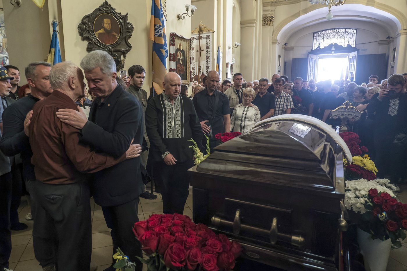 Hundreds mourn pro-Western Ukrainian politician who was gunned down in the street | iNFOnews.ca