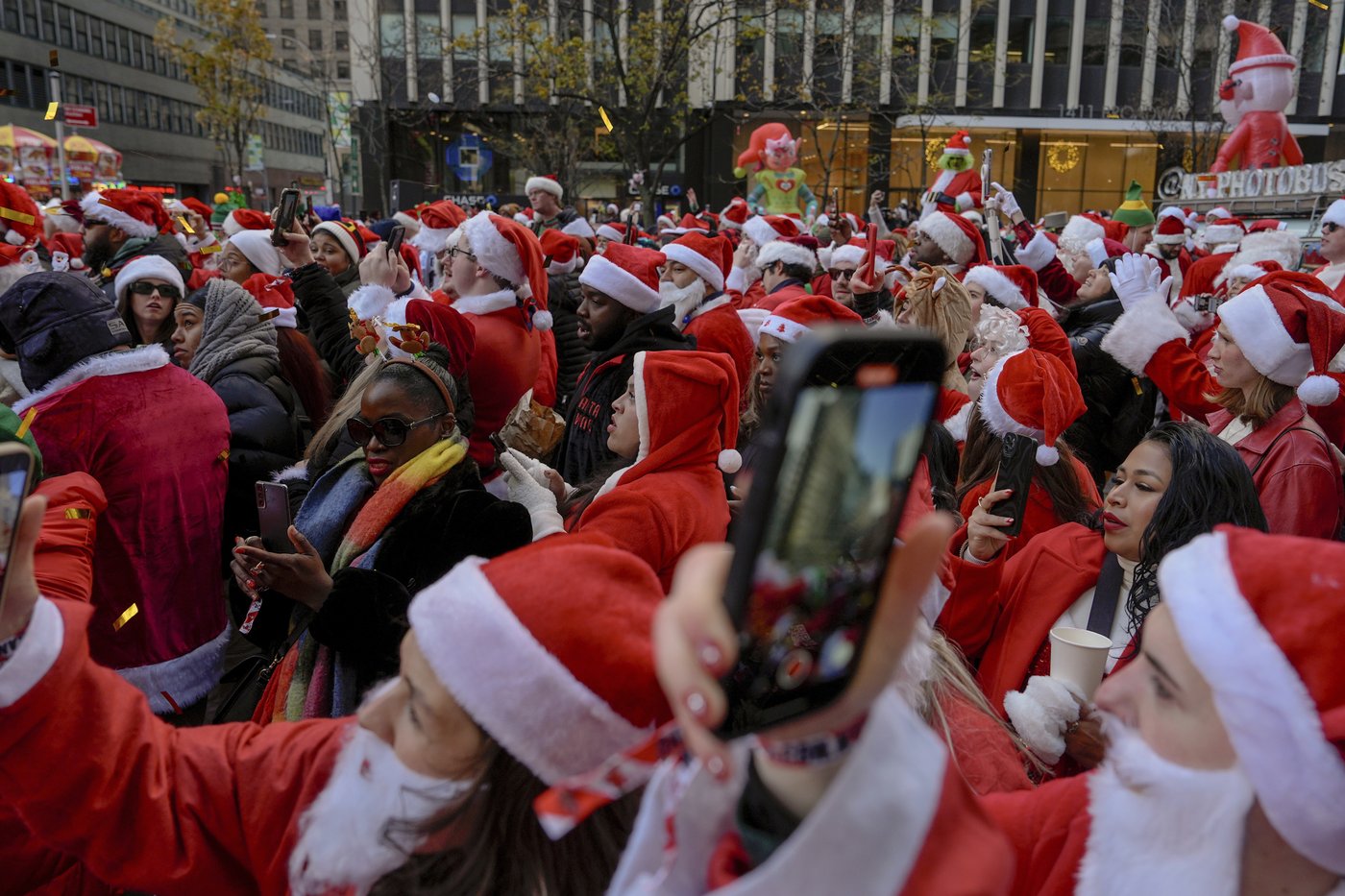 Thousands of Santas and a few Grinches hit the streets for annual SantaCon bar crawls | iNFOnews.ca