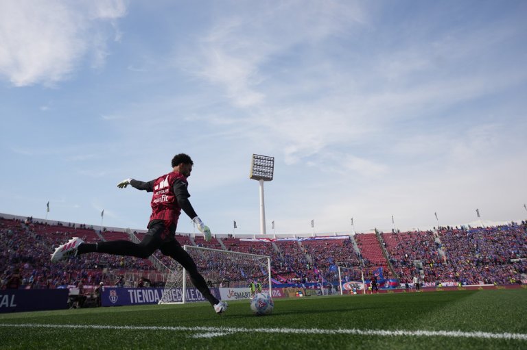 World Cup personality Vozinha makes his first Colo-Colo start in a Copa Chile match | iNFOnews.ca