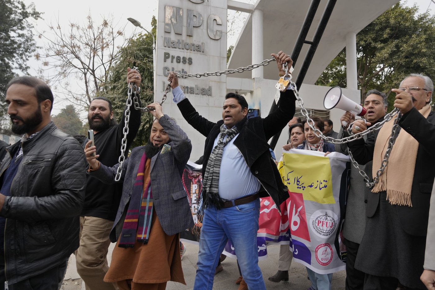 Pakistani journalists protest after Senate passes bill allowing control over social media content | iNFOnews.ca