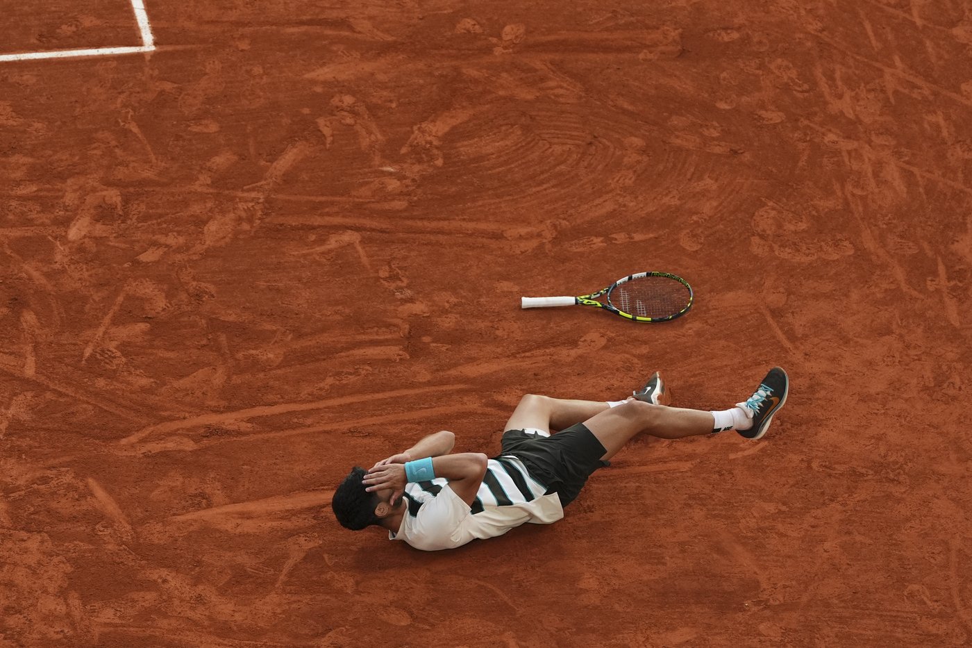 Alcaraz produces another major comeback to win French Open final in five-set thriller against Sinner | iNFOnews.ca