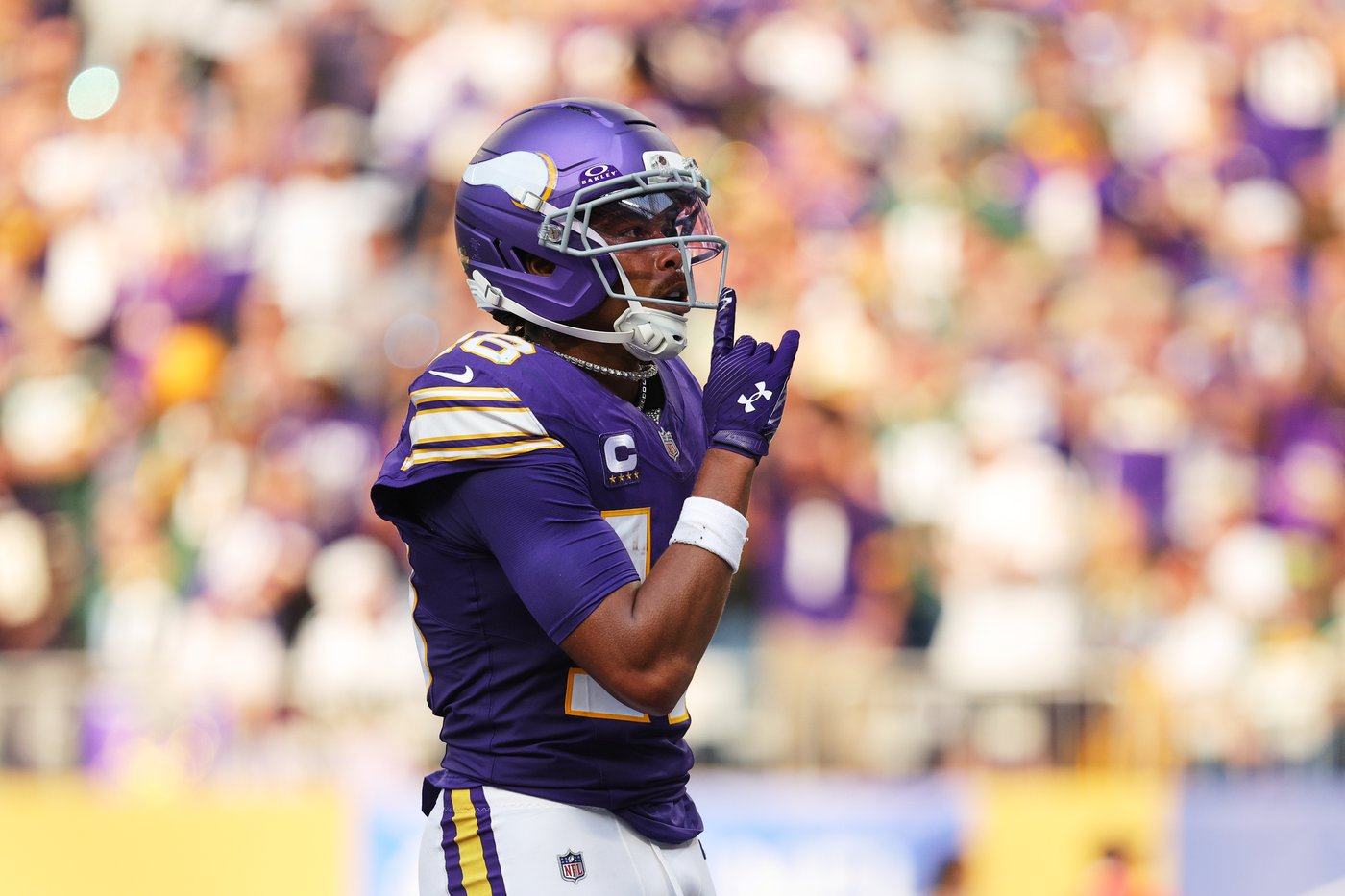 Vikings close with 29 straight points to beat rival Packers as Wentz replaces injured Murray | iNFOnews.ca