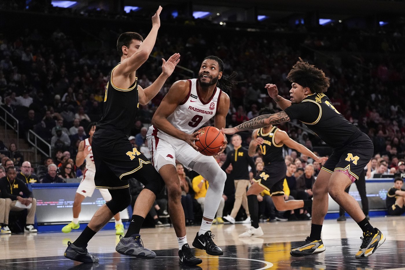 Arkansas holds off No. 14 Michigan 89-87 in Jimmy V Classic at MSG | iNFOnews.ca Arkansas holds off No. 14 Michigan 89-87 in Jimmy V Classic at MSG | iNFOnews.ca