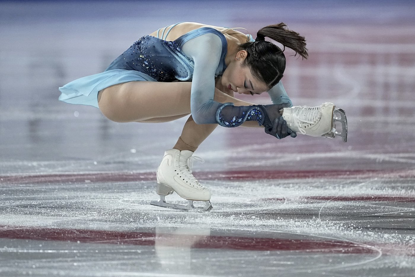 Amber Glenn takes the lead in Grand Prix Final figure skating after Kaori Sakamoto falls | iNFOnews.ca