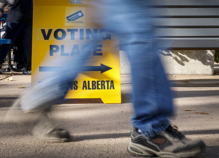 Alberta's Smith casts vote to stay in Canada, urges support for other nine questions | iNFOnews.ca