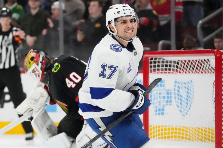 James' shootout goal lifts Lightning over Blackhawks | iNFOnews.ca
