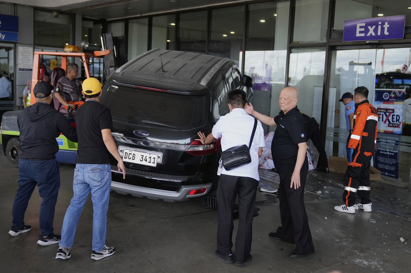 Vehicle crashes into entrance at Manila airport, killing 2 people including a young girl | iNFOnews.ca