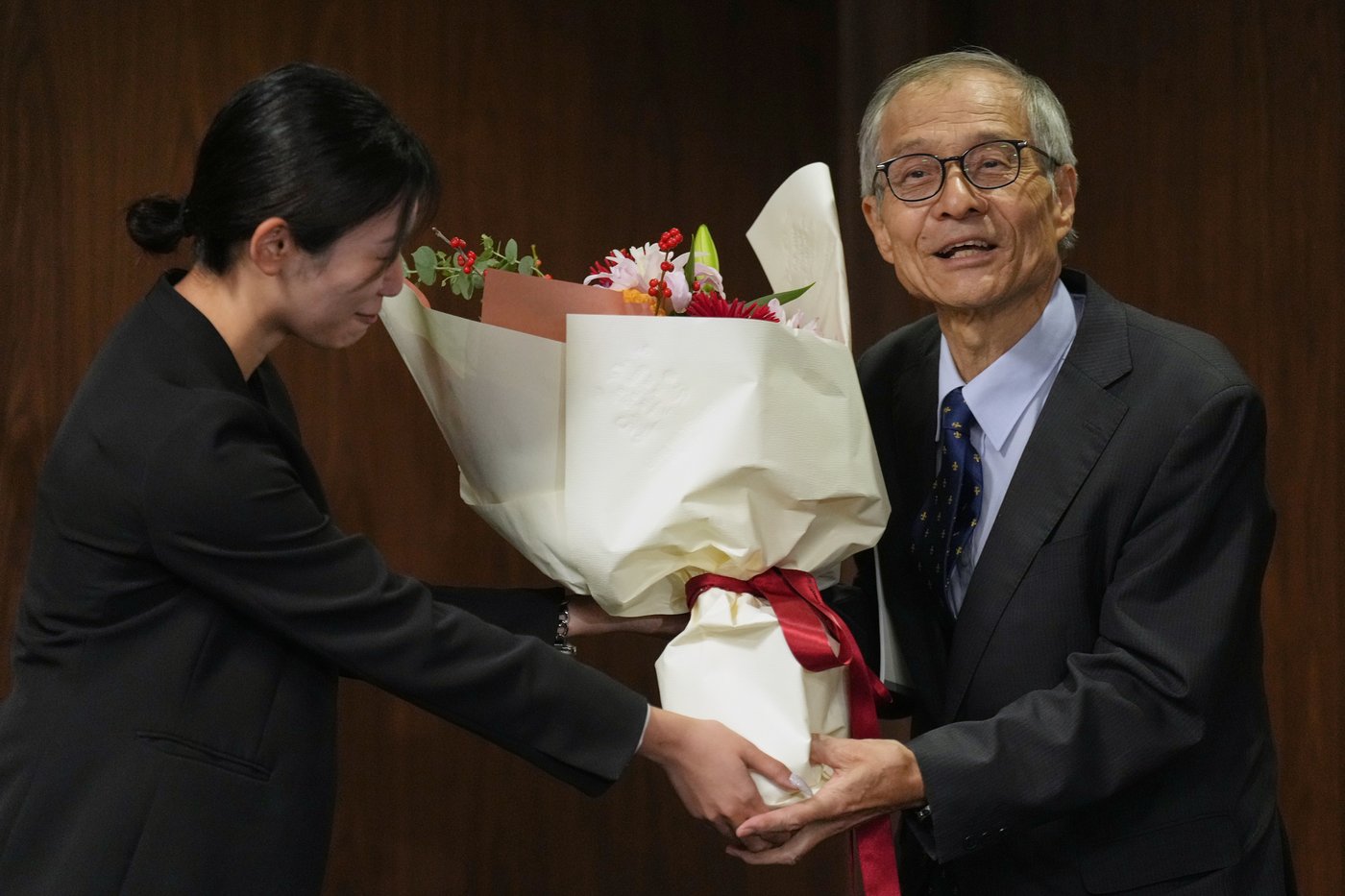 Scientists win chemistry Nobel for discoveries about mirrored molecules that led to many drugs | iNFOnews.ca