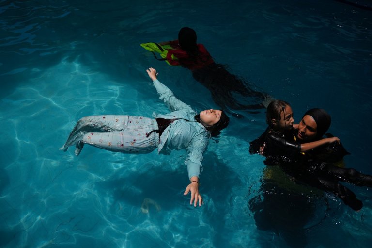 Palestinian children who lost limbs in the Israel-Hamas war learn to swim in Gaza | iNFOnews.ca
