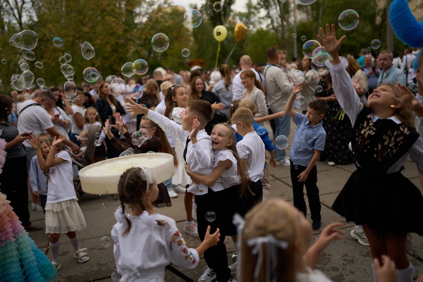Pupils return to school in Russia and Ukraine as Kyiv students shelter from air raids, in photos | iNFOnews.ca