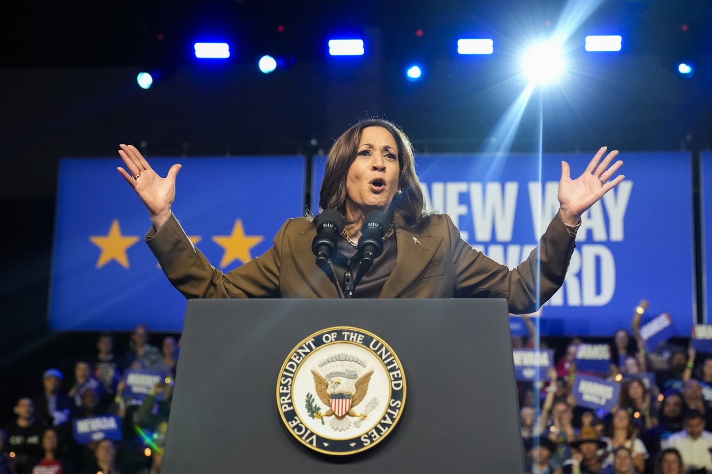 Harris trolls Trump at Vegas rally and LA fundraiser, says her crowds are 'pretty big' | iNFOnews.ca