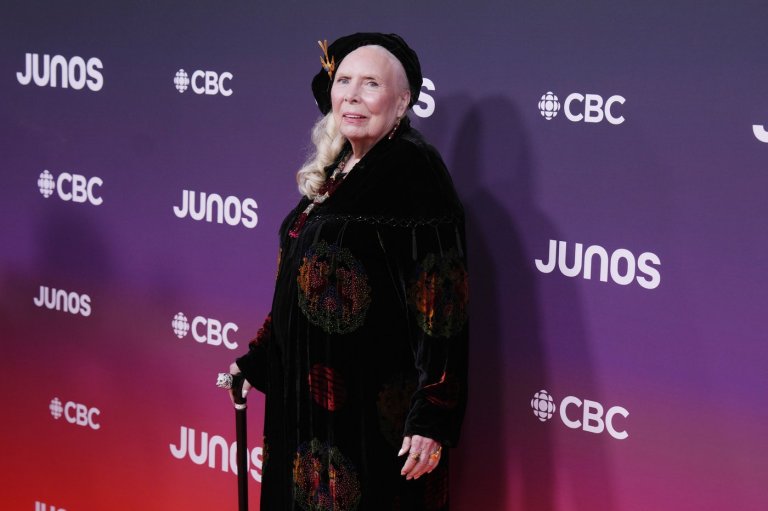 Joni Mitchell says she became U.S. citizen to vote, vows to never stop being Canadian | iNFOnews.ca