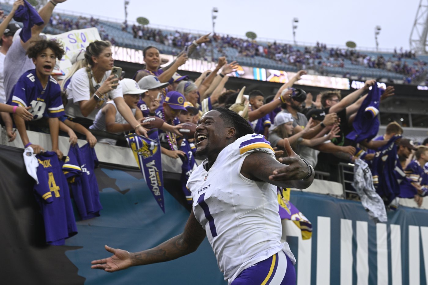 Stingy Vikings hold the clawless Jaguars to 143 yards in a 12-7 victory and improve to 7-2 | iNFOnews.ca
